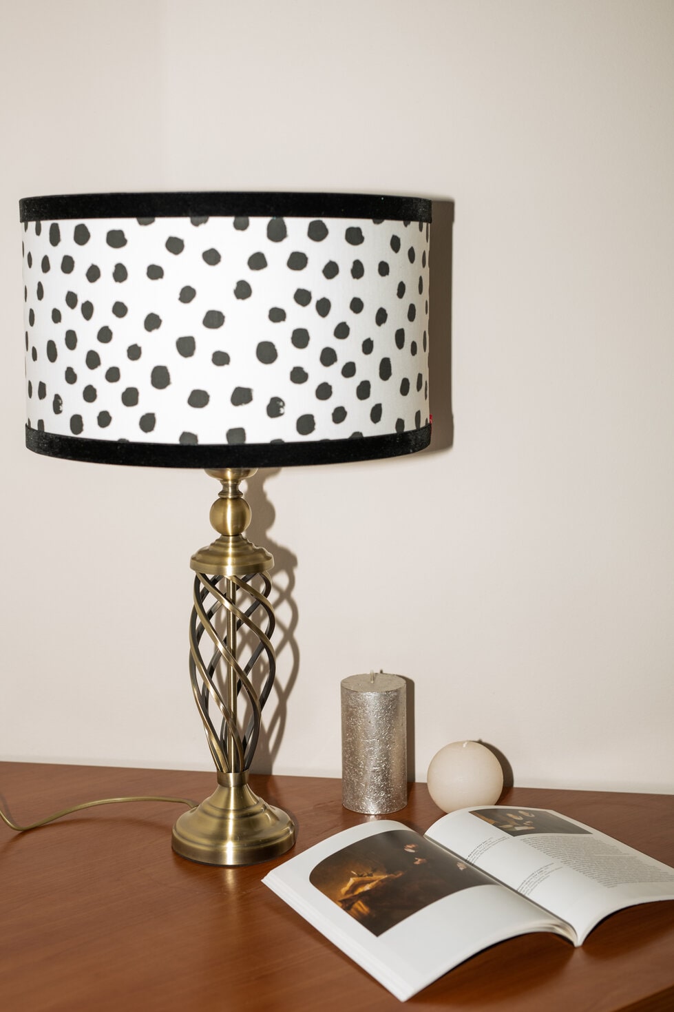 Black and white dotted lamp