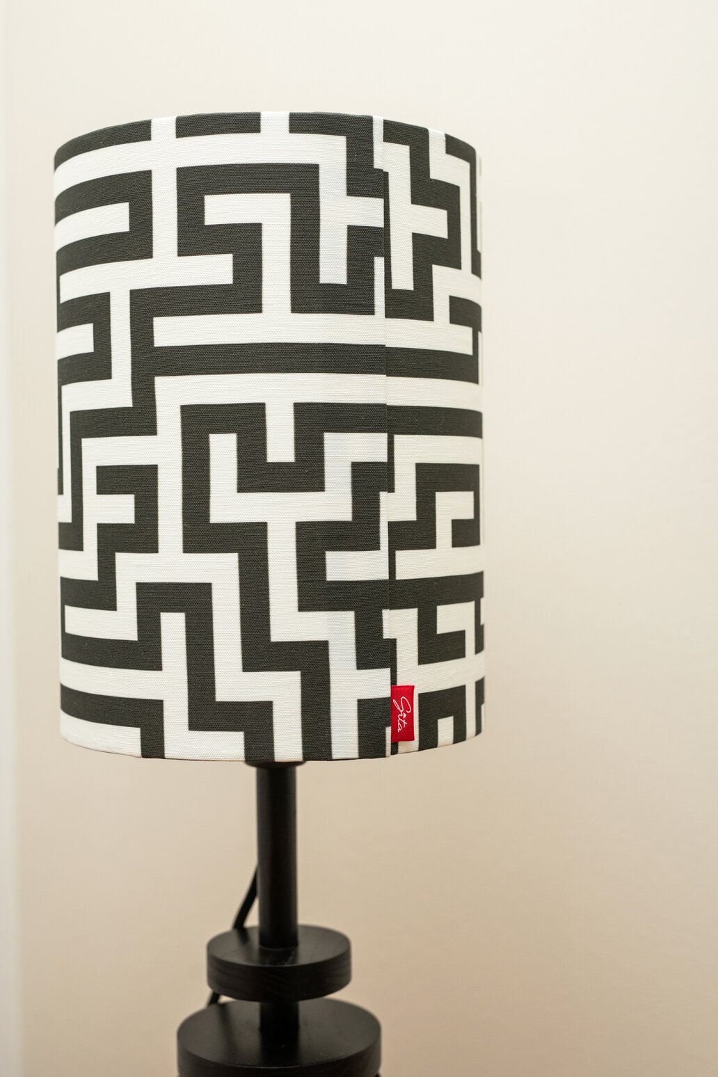 Black and white labyrinth lamp